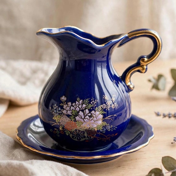 Vintage-Milchkrug in Kobaltblau mit vergoldeter Untertasse, dekorativen Blumen, Retro-Milchkrug, Geschirrkollektion, antikes Geschirr