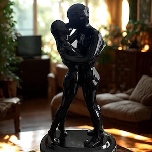 Vintage schwarz lackierte Statue eines umarmenden Paares, moderne Liebesskulptur
