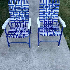 Paar Vintage blau-weiße Klappstühle mit Armlehnen, Retro-Sitzgelegenheiten für die Terrasse, klassischer Aluminiumrahmen