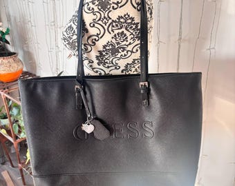 Bolso tote Guess Black con logo – Bolso de hombro de piel sintética estilo saffiano – Bolso grande estructurado con llavero