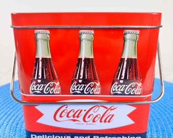 ヴィンテージ コカコーラ アイスボックス：レトロな赤い金属製クーラー 