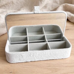 Blue faux suede jewelry box with removable mirror and 6 compartments – elegant and functional storage for rings or earrings