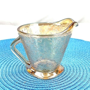 Petit pot à lait en verre irisé rose motif gravé bec verseur poignée déco table rétro collection verrerie vintage années 1950