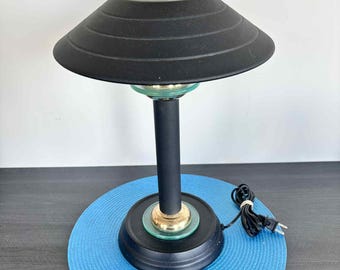 Lámpara de mesa posmoderna vintage negra con detalles de vidrio y latón, estilo Art Déco de los años 80 y 90, iluminación retro.