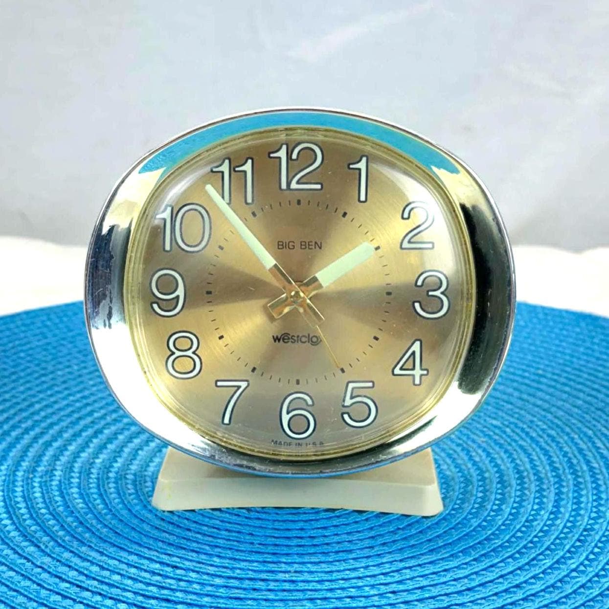 Réveil ou horloge de voyage Westclox vintage dans un boîtier en plastique - Parfait pour les voyages et pour la maison - France