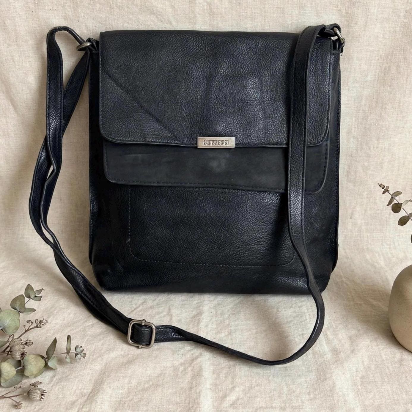 Roots 73 Black Leather Crossbody Bag – Shoulder Bag With Flap and