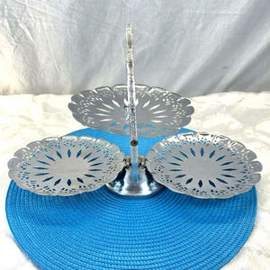 ヴィンテージ折りたたみ式3段シルバーメタルスナックトレイ - 華やかなエンボス加工の花柄プレート、回転式サーバー、エレガントなミッドセンチュリーテーブルディスプレイ