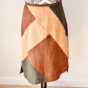 Vintage bullet patchwork skirt in green, brown, and beige suede-effect fabric, high-waisted, size 9, y2k boho midi style with side slits, retro look