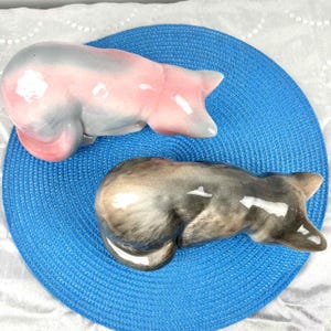 Par de figuritas de gatos de cerámica vintage, decoración retro kitsch para estantes/librerías, animales adorables