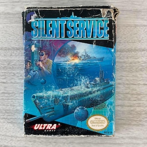 以下が含まれることがあります： Nintendo Entertainment System用ビデオゲーム「Silent Service」の長方形の箱。カバーには潜水艦、遠くの軍艦、潜望鏡を覗く人物が描かれています。箱は青、黒、白の色調で構成されています。