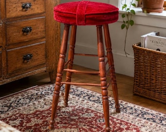 Sgabello vintage in legno tornito con seduta in velluto rosso e maniglia integrata, complemento d'arredo retrò, decorazione per la casa