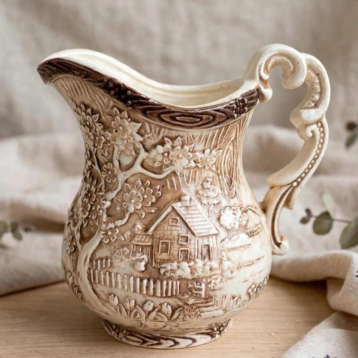 小屋、花、木のレリーフが施されたヴィンテージの日本の陶器の水差し
