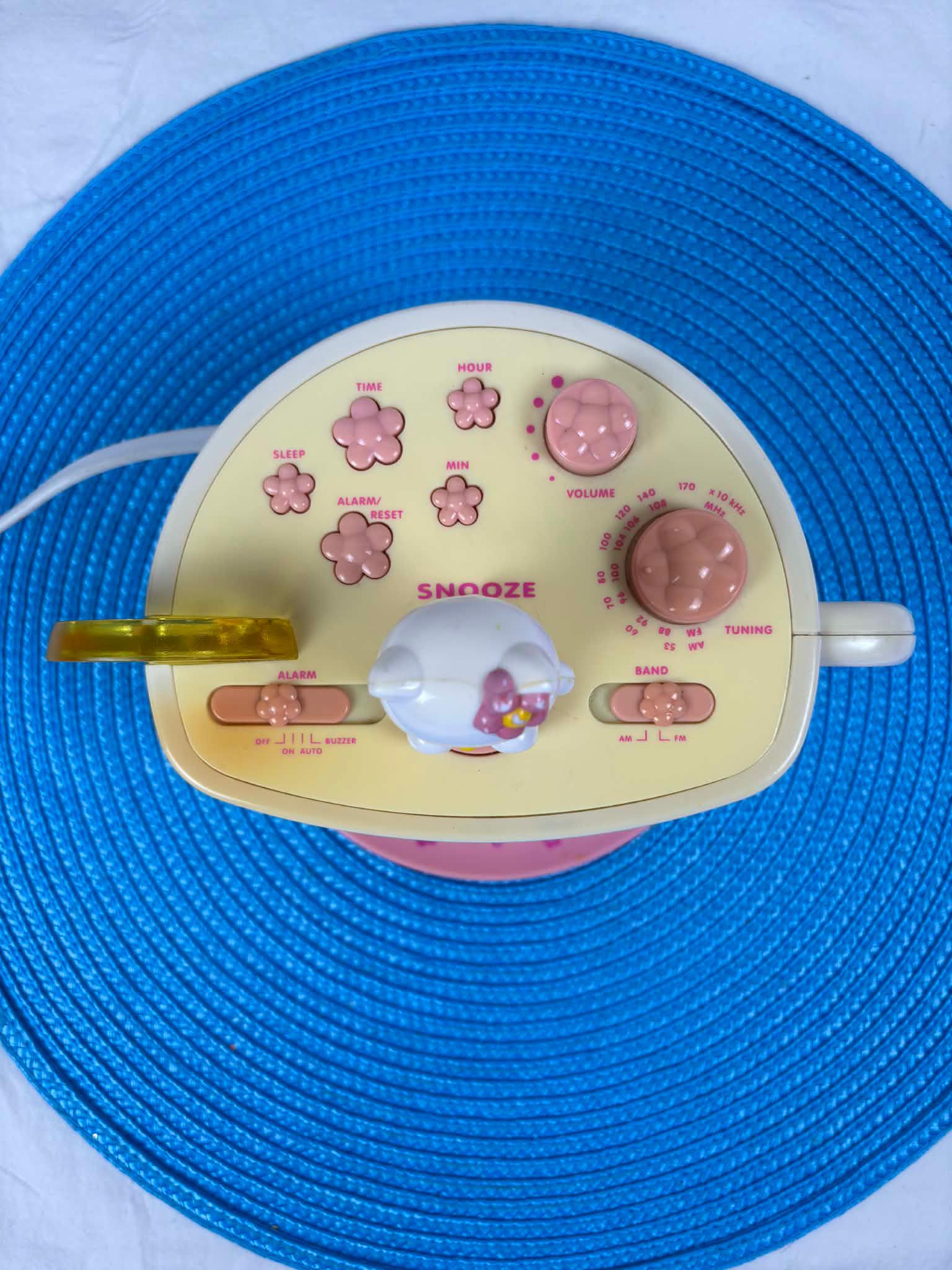 Réveil lumineux et enceinte Hello Kitty Teknofun : King Jouet Suisse Réveil lumineux et enceinte Hello Kitty Teknofun : King Jouet Suisse