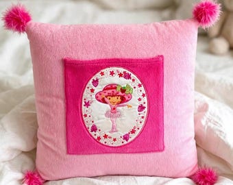 Vintage roze kussen met Strawberry Shortcake-print en retro etui voor kinderdecoratie, officiële collectie uit 2005.