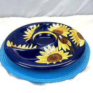 Vintage blaues Keramik-Serviertablett mit Sonnenblumenmotiv und Fächern, perfekt für Vorspeisen, Dips oder als farbenfrohe und originelle Küchendekoration im Retro-Stil!