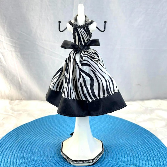 jewelry for white and black dress 5 Ways to Accessorize a Black and White Dress