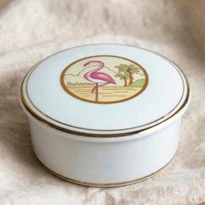 Maceta Bahamas con flamencos y palmeras, cerámica blanca con borde dorado, decoración retro de recuerdo tropical.
