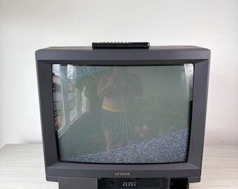 Televisore CRT Hitachi da 20 pollici, modello 1993, in stile retrò, ideale per videocassette VHS e videogiochi.