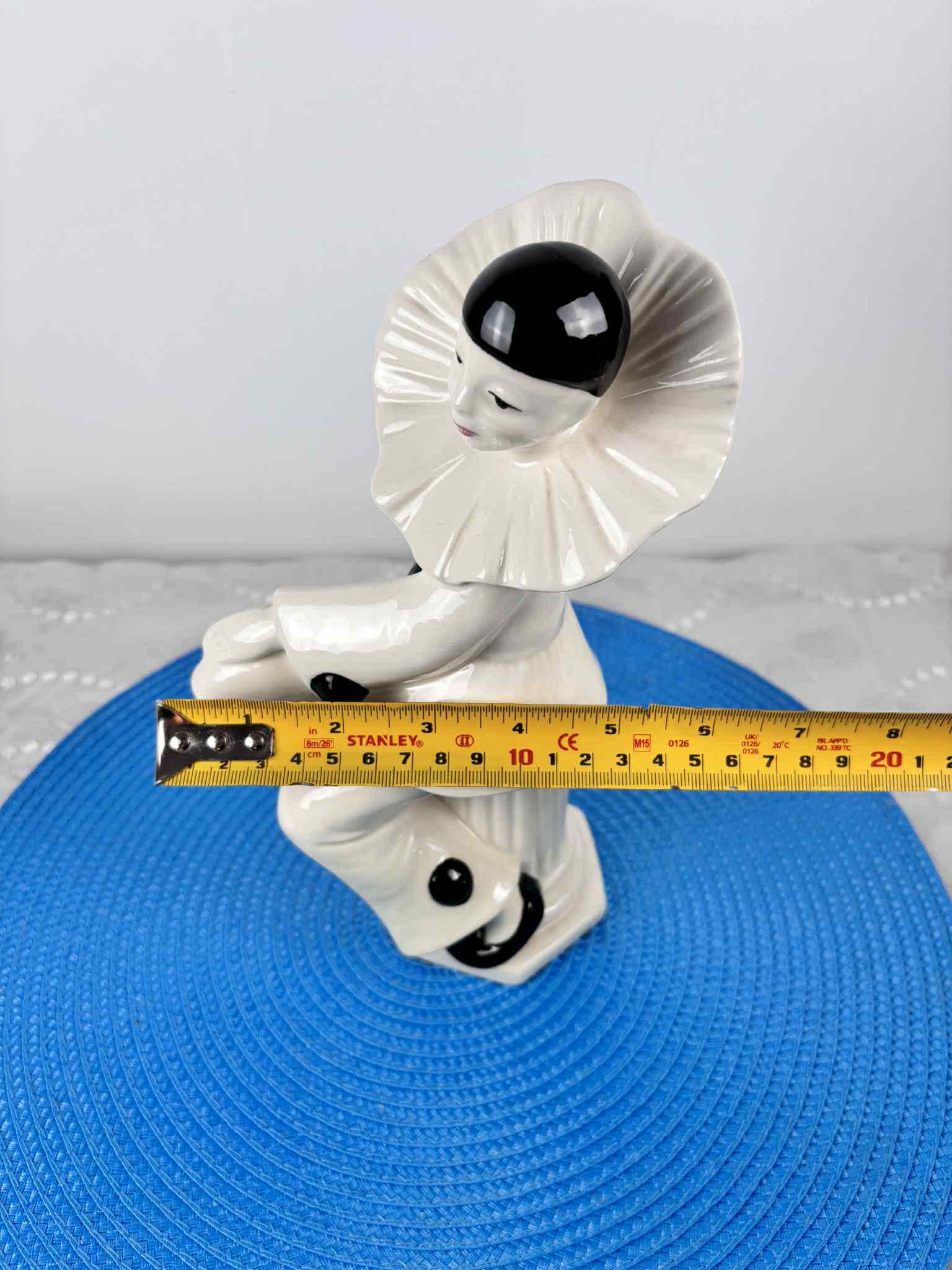ヴィンテージのピエロの置物、白い陶器製、劇場スタイル、エレガントな