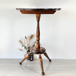 Vintage folding side table in solid wood, antique style, drop-leaf top, small decorative tripod table