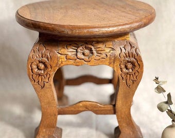 Soporte para plantas vintage de madera maciza tallada con decoración floral artesanal en estilo bohemio asiático rústico.