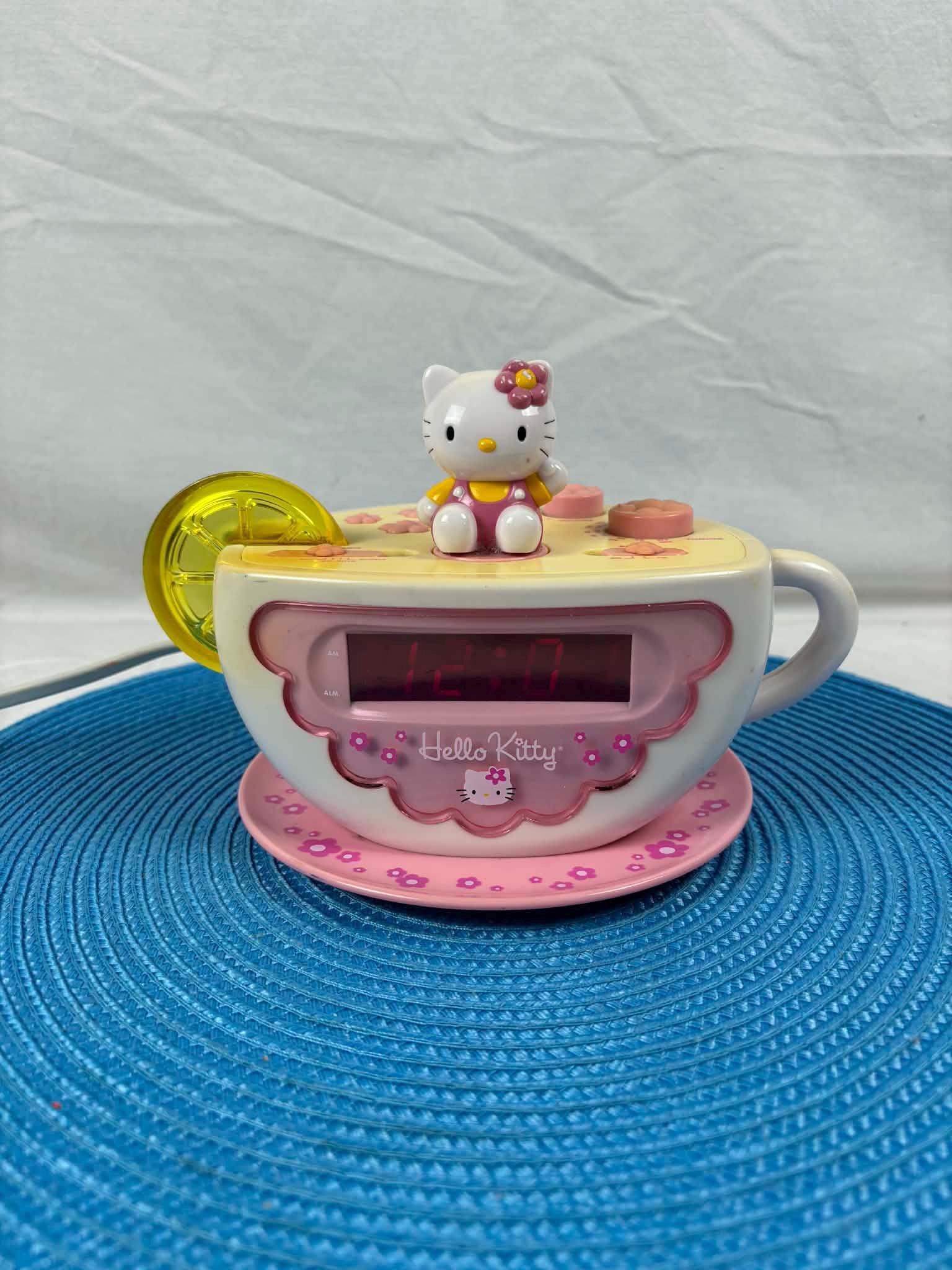 Hello Kitty KT2055 Vintage Cup-shaped Digital Clock Radio With AM
