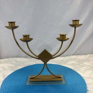 Chandelier vintage 4 branches en métal doré style mid-century avec base en verre givré centre de table rétro décoratif