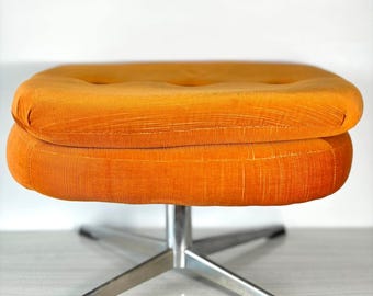 Vintage oranje poef, H Singer Hystron poef uit het midden van de vorige eeuw, Quebecois voetenbankje, MCM Montreal retro space age meubels