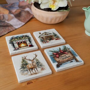 sous-verres de Noël vintage inspirés de cartes postales avec maisons, rennes, cheminée et enseignes de la ville, décoration d'intérieur vintage ville enneigée, cadeau de Noël
