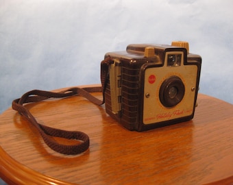 Vintage 1950’s Kodak Brownie Holiday Flash Camera *UNTESTED*