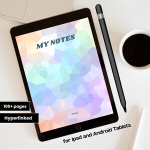 Op de afbeelding: Een zwarte tablet met "MY NOTES" op een kleurrijke geometrische achtergrond. De tekst "100+ pages" en "Hyperlinked" zijn ook zichtbaar. Een zwarte stylus en een kopje koffie liggen naast de tablet. De tekst "for iPad and Android Tablets" is ook zichtbaar.