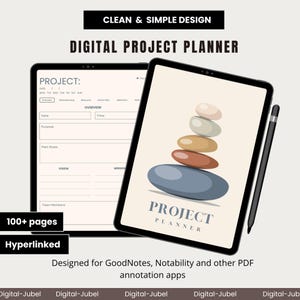 Op de afbeelding: Digitale projectplanner weergegeven op twee tablets. Eén tablet toont een projectoverzichtformulier, de andere een stapel stenen met de tekst "PROJECT PLANNER". De afbeelding bevat de tekst "CLEAN & SIMPLE DESIGN", "100+ pagina's" en "Hyperlinked".