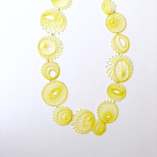 Spiro collier design unique signé Miette en coton renforcé cercles irréguliers jaune claire pièce unique au monde