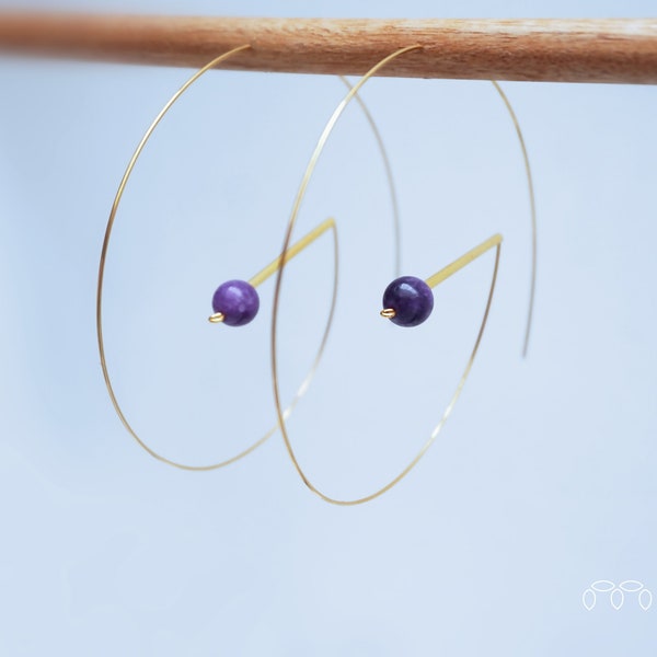 Boucles d'oreilles créoles XL « Twilight" » minimalistes aux pierres précieuses, Améthyste violet bijoux fait main design original en or