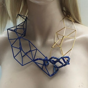 Réseau Collier aux « perles » fait main plaquées or 24k et pierres précieuses Agate Howlit ou argenté aux pierres noires