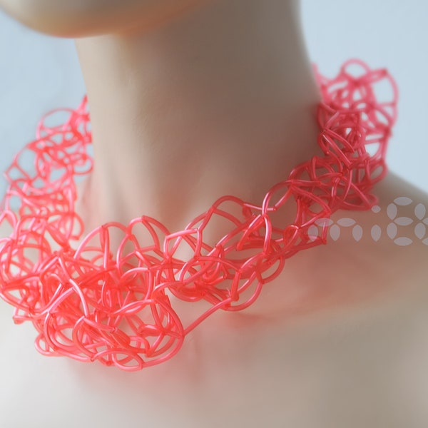 Collier de "Réseau" légères fait main de grande taille transparente et délicate multi couleur flexible adaptable confortable