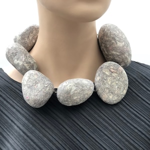 Galets ultra léger Grand collier surdimensionné géométrique - déclaration - Tribal - Boho - Chunky moderne bijoux - faits main