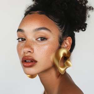 Boucles créoles géantes &quot;Ruban&quot; XL – Bijoux Écologique Dorés, hand-made, boucles asymétriques • Unique Inspirée par Moebius, bioplastique