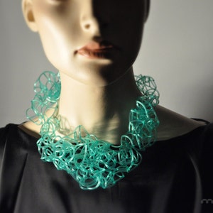 Collier de &quot;Réseau&quot; légères fait main de grande taille transparente et délicate multi couleur flexible adaptable confortable