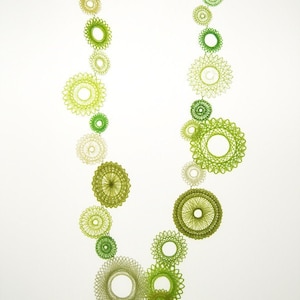 Spiro collier nuances de vert en coton - collier circulaire - fait main - bijoux uniques - bijoux par miette