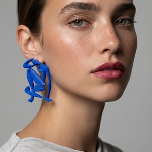 Blue Matisse Inspired Earrings – Bioplastic Art Jewelry • Boucles d'oreilles « Matisse Les Nues » – Bijoux Écologiques délicats