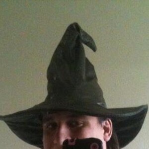 Pu&ograve; includere: Un cappello nero a punta con un'ampia tesa. Il cappello &egrave; fatto di un materiale morbido, simile al feltro.