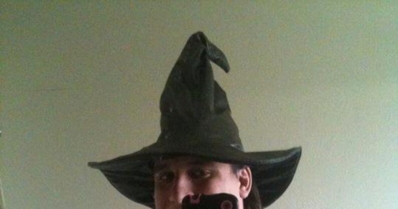 Pu&ograve; includere: Un cappello nero a punta con un'ampia tesa. Il cappello &egrave; fatto di un materiale morbido, simile al feltro.