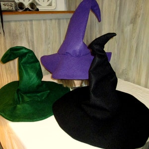 Pu&ograve; includere: Tre cappelli da strega di diversi colori: verde, viola e nero. I cappelli sono fatti di feltro e hanno una corona alta e appuntita.