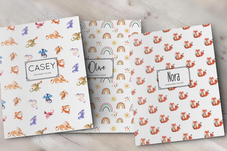 K&ouml;nnte beinhalten: Drei rechteckige Mappen mit wei&szlig;em Hintergrund und verschiedenen Mustern. Die erste zeigt bunte Drachen und den Text CASEY TAKE HOME FOLDER. Die zweite hat Regenb&ouml;gen und Sonnen mit dem Text Olive HOMEWORK FOLDER. Die dritte zeigt F&uuml;chse mit dem Text Nora HOMEWORK FOLDER.
