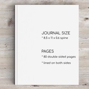 Może przedstawiać: Biała okładka dziennika z tekstem "JOURNAL SIZE * 8.5 x 11 x 0.6 spine" i "PAGES * 80 stron dwustronnych * liniowanych po obu stronach".