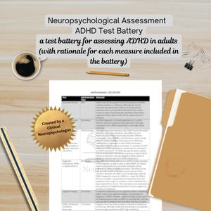 Op de afbeelding: Een zwart-wit afbeelding van een hersenen met een tabel die verschillende tests voor het beoordelen van ADHD bij volwassenen opsomt. De tabel bevat de testnaam, de administratietijd en de reden. De tekst "Gemaakt door een klinische neuropsycholoog" staat in een gouden stervorm.
