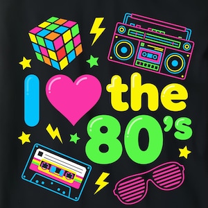 Puede incluir: Camiseta negra con un gráfico colorido con temática de los años 80. El diseño incluye un cubo de Rubik, un radiocasete, una cinta de cassette, gafas de sol y la frase "I ❤️ the 80's" en colores brillantes. La camiseta se muestra en una bandeja de madera.