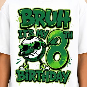 Könnte beinhalten: Ein weißes T-Shirt mit einer Grafik eines Fußball-Charakters, der eine grüne Sonnenbrille trägt und dabbt. Der Text BRUH IT'S MY 8TH BIRTHDAY ist in einer grünen Graffiti-Schrift gehalten. Das Design enthält grüne Farbspritzer und Akzente.