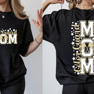 Könnte beinhalten: Schwarzes T-Shirt mit "Color Guard MOM" in goldfarbenem Glitzer und weißen Buchstaben. Das Frontdesign hat Sterne und Punkte. Die Rückseite hat ein vertikales Design mit dem gleichen Text und Flaggen.